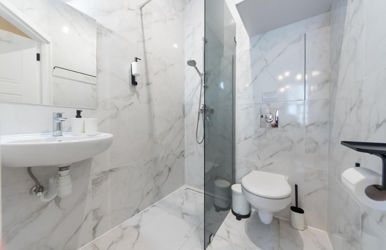 Apart Hotel On Zoloti Vorota เคียฟ ภายนอก รูปภาพ